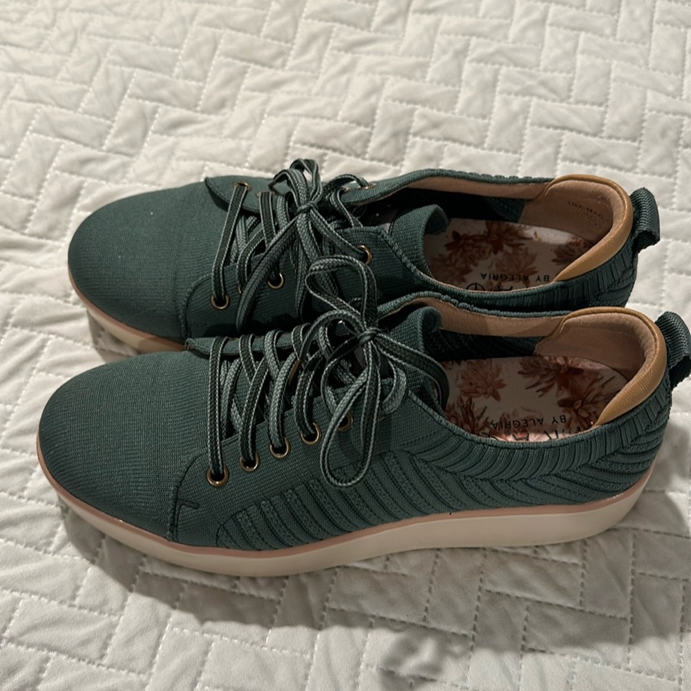 Traq by Alegria, Women’s Magic Smart Walking shoe, 38